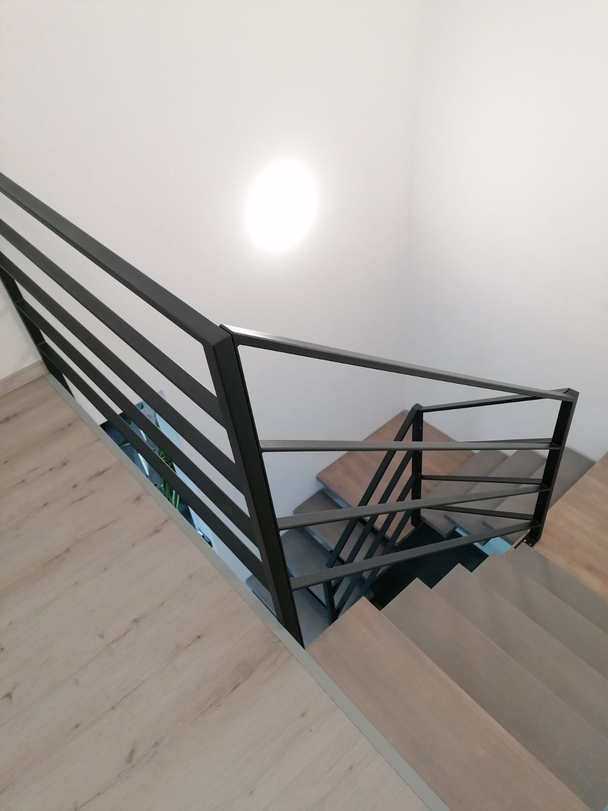 Posuvná brána z kovaného profilu u rodinného domu