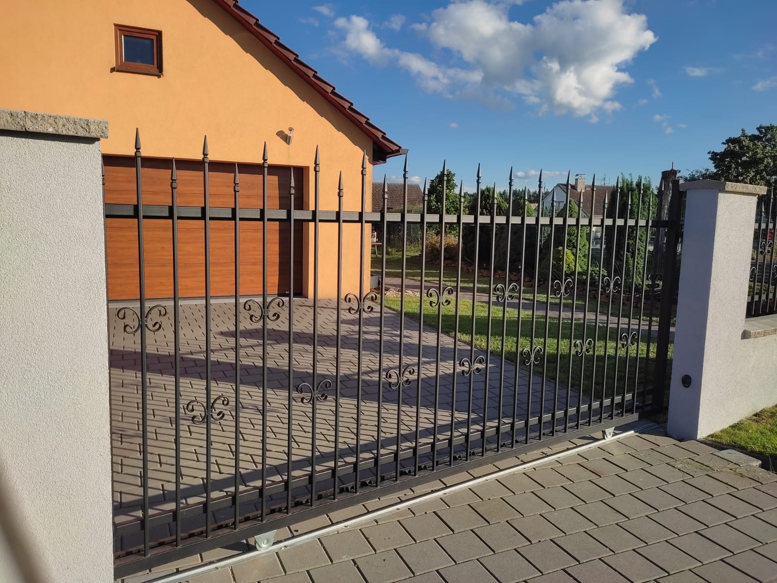 Posuvná brána z kovaného profilu u rodinného domu